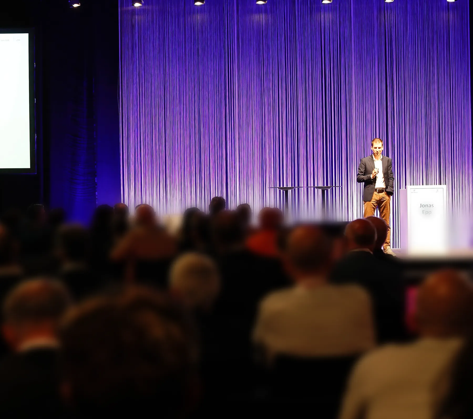 Full audience listening to Jonas Epp on stage at Vorsorgeforum Schweiz 2026